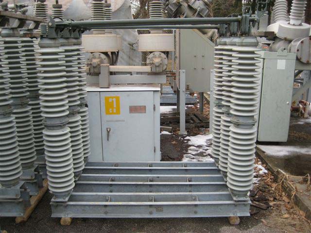 600 Amp, USCO, No. HH-4, 138000 V., VERTICAL MOUNT, VERTICAL BREAK:1