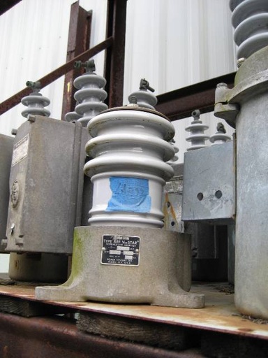 [035328] 10 KV, MCGRAW-EDISON, No. AZF, 8.4 MCOV, INTERMEDIATE CLASS:1