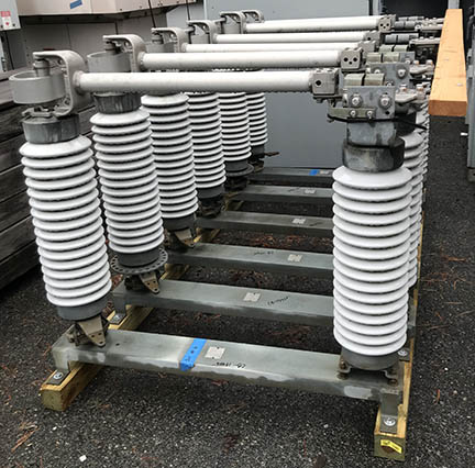 [044467] 1200 Amp, USCO, GSH-4, 69000 V, HORIZONTAL MOUNT, SIDE BREAK:1