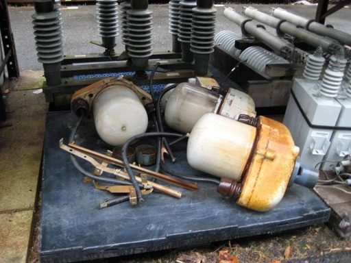 [011345] 200 Amp, GENERAL ELECTRIC, NO. 9F32FDA207, 5200 V., 125 AMP FUSED;-1